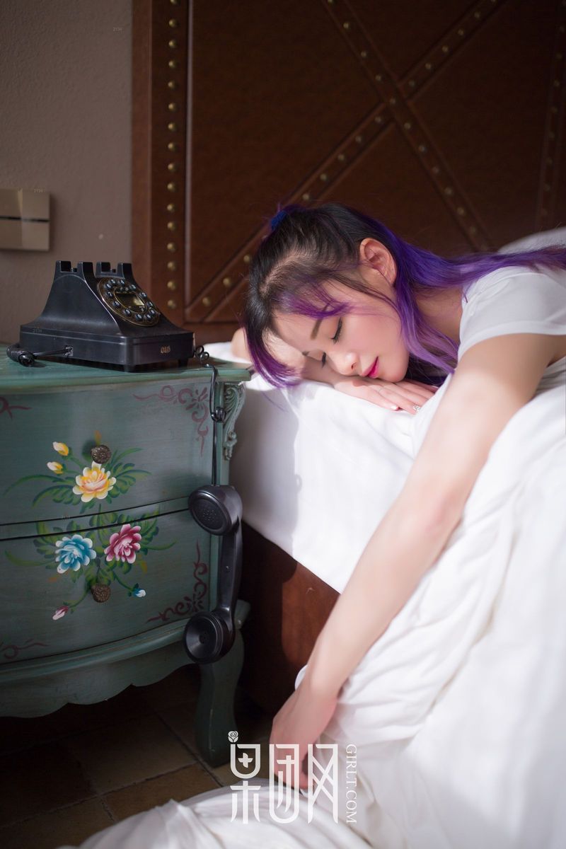 果团网美女模特牵着猫的妹子白皙翘臀酥胸香汗淋漓写真