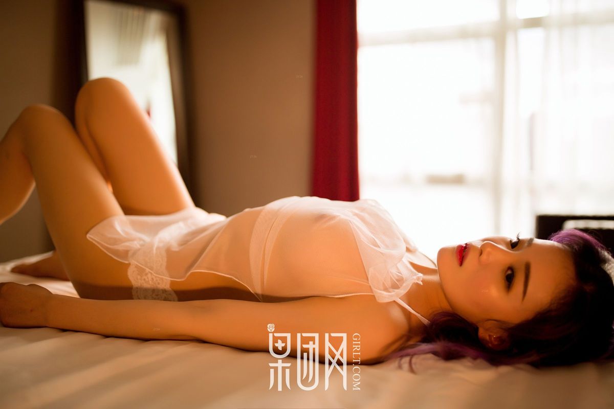 果团网美女模特牵着猫的妹子白皙翘臀酥胸香汗淋漓写真