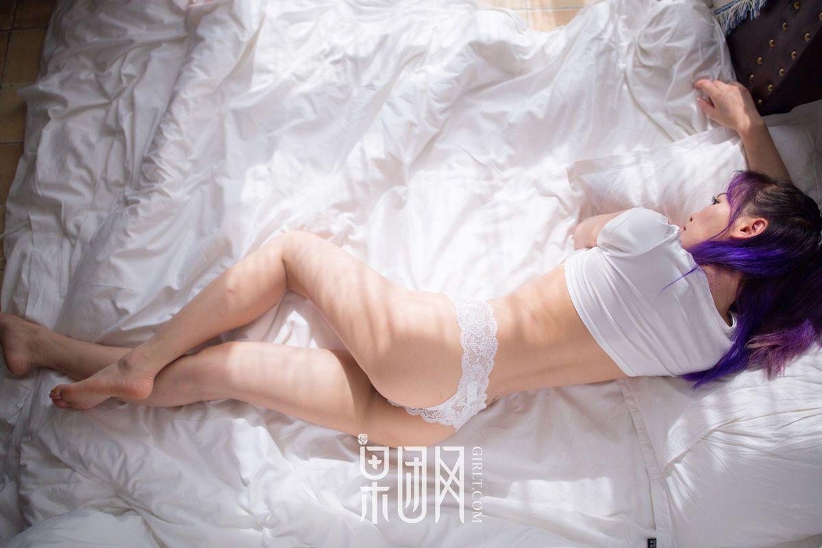 果团网美女模特牵着猫的妹子白皙翘臀酥胸香汗淋漓写真