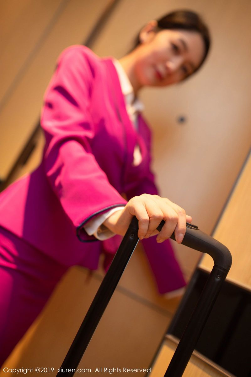 秀人网性感女神Angela小热巴空姐制服丝袜美腿足量视觉写真