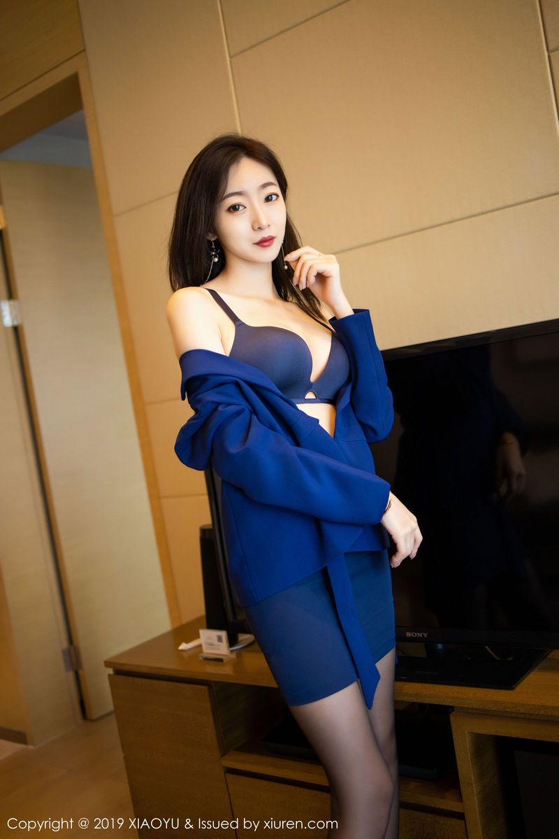 语画界新人嫩模安琪Yee黑丝美腿制服诱惑职场OL首套写真