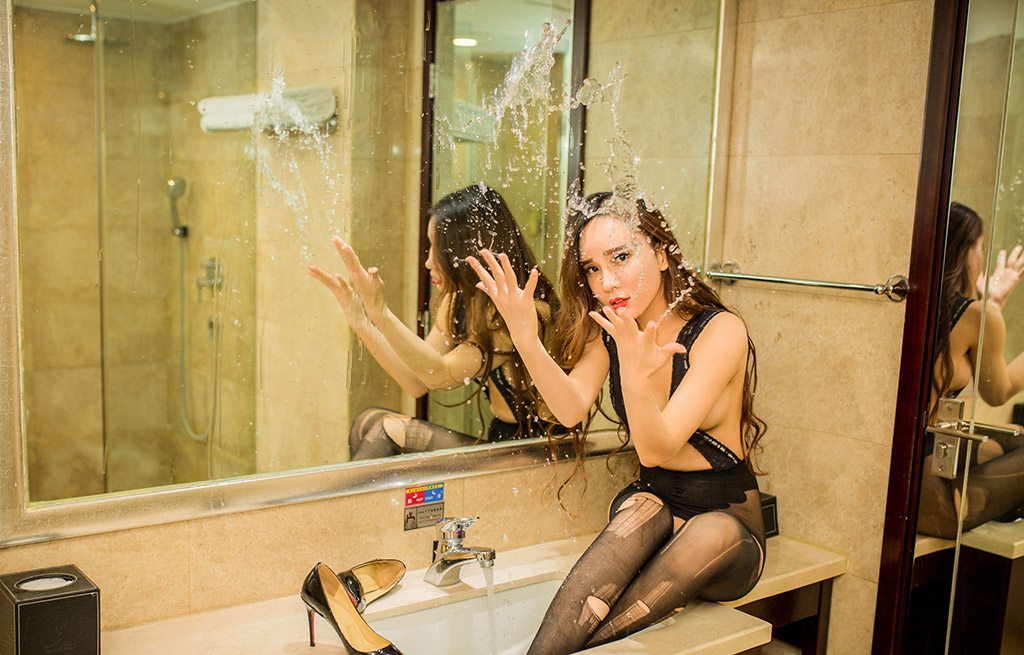 艾小青豹纹比基尼与魅惑黑丝情趣内衣