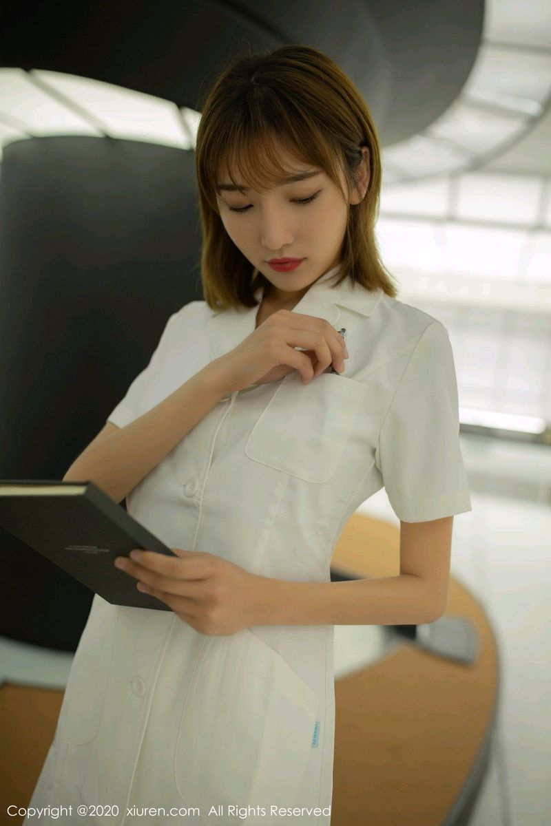 秀人网性感女神陆萱萱白衬衫丝袜美腿职场OL实验室主题美图