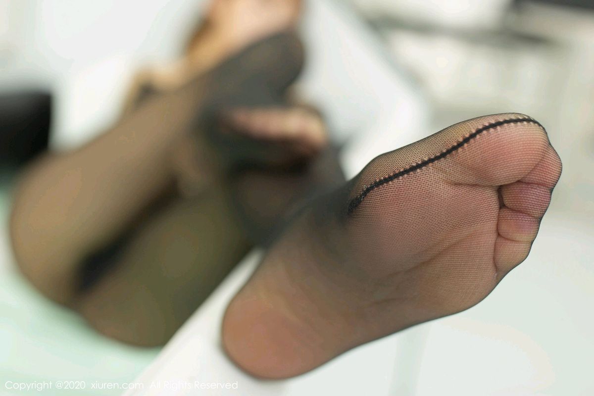 秀人网性感女神陆萱萱白衬衫丝袜美腿职场OL实验室主题美图