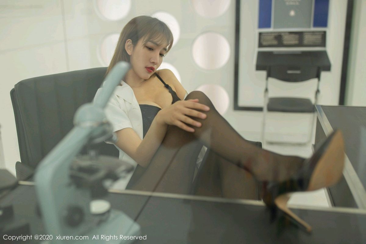 秀人网性感女神陆萱萱白衬衫丝袜美腿职场OL实验室主题美图