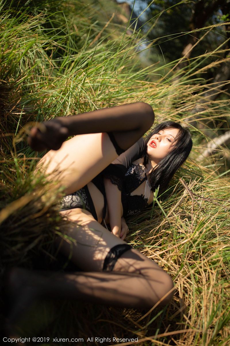 秀人网性感女神就是阿朱啊户外草地黑丝美腿东欧销魂旅拍
