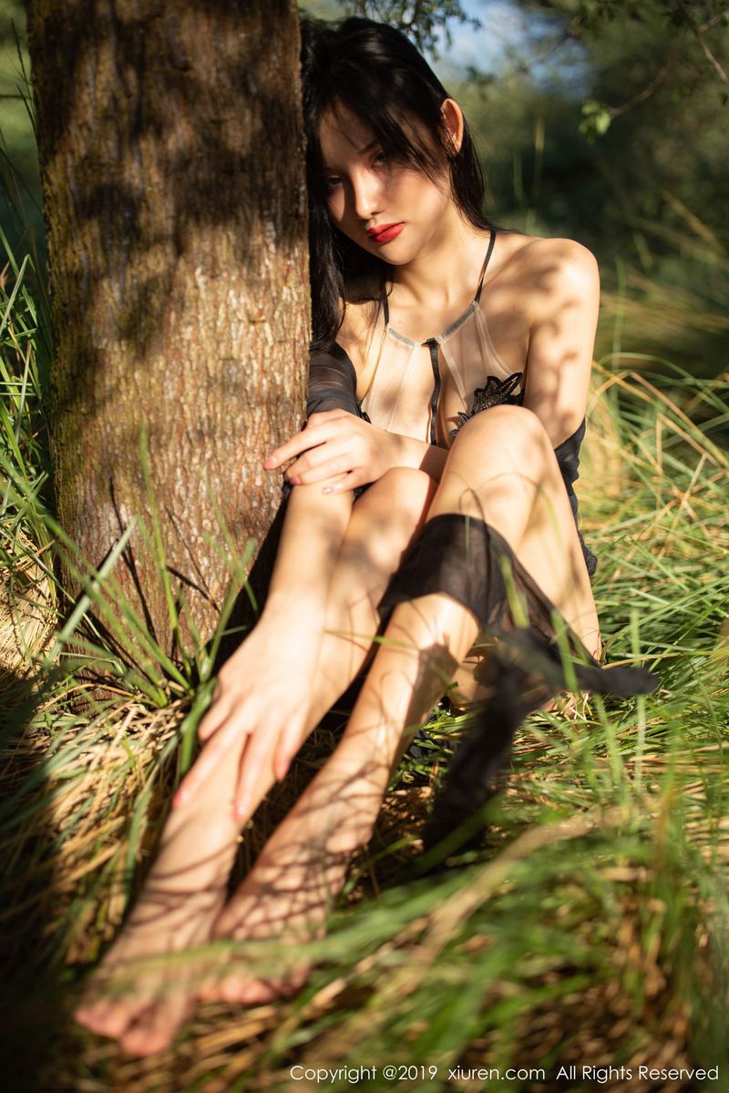 秀人网性感女神就是阿朱啊户外草地黑丝美腿东欧销魂旅拍