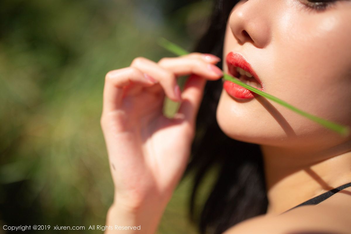 秀人网性感女神就是阿朱啊户外草地黑丝美腿东欧销魂旅拍