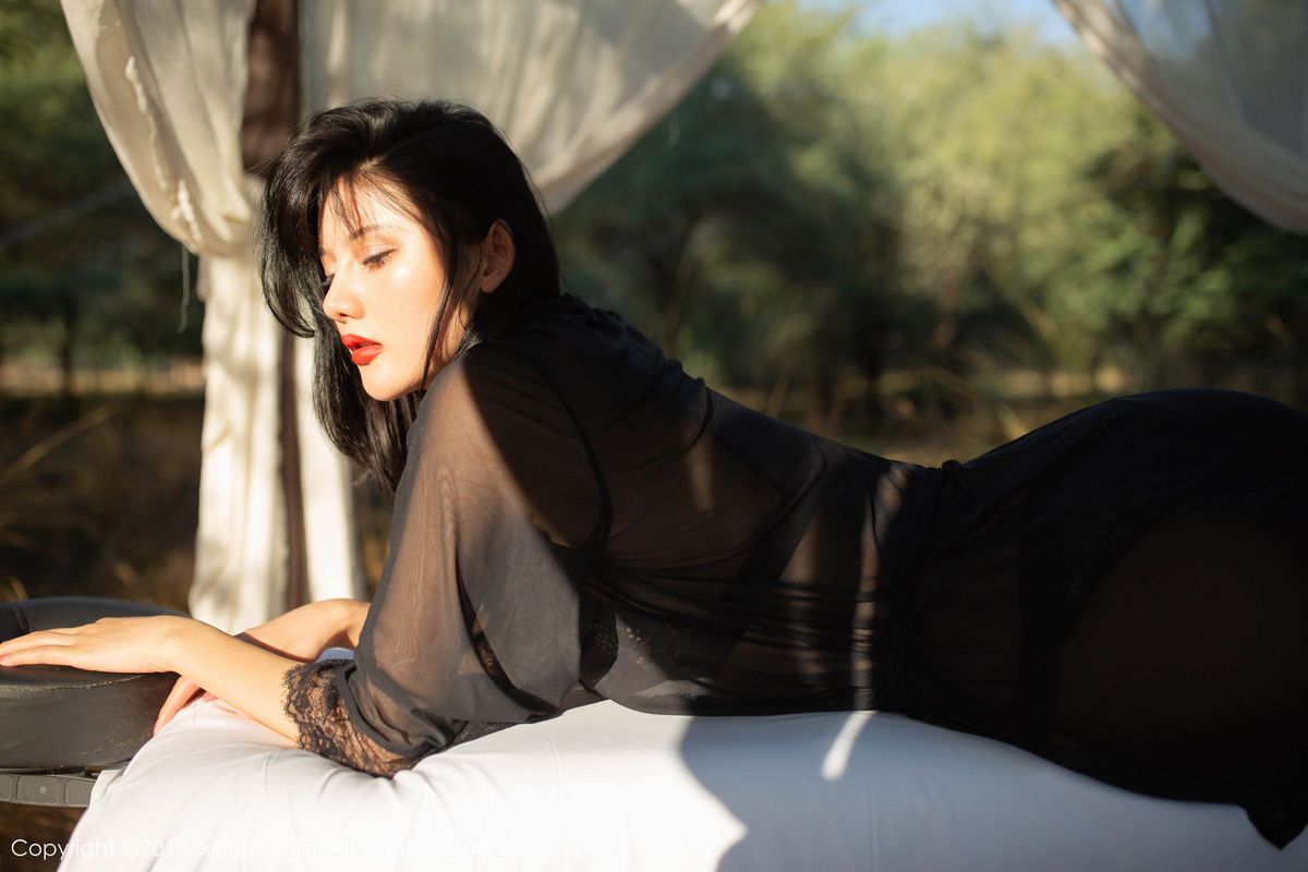 秀人网性感女神就是阿朱啊户外草地黑丝美腿东欧销魂旅拍