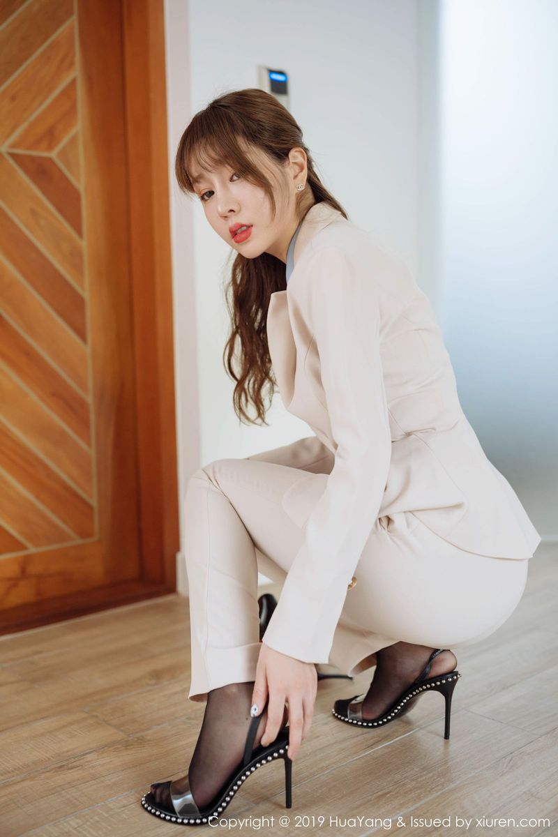 花漾写真性感女神王雨纯黑丝美腿内衣诱惑制服订制写真