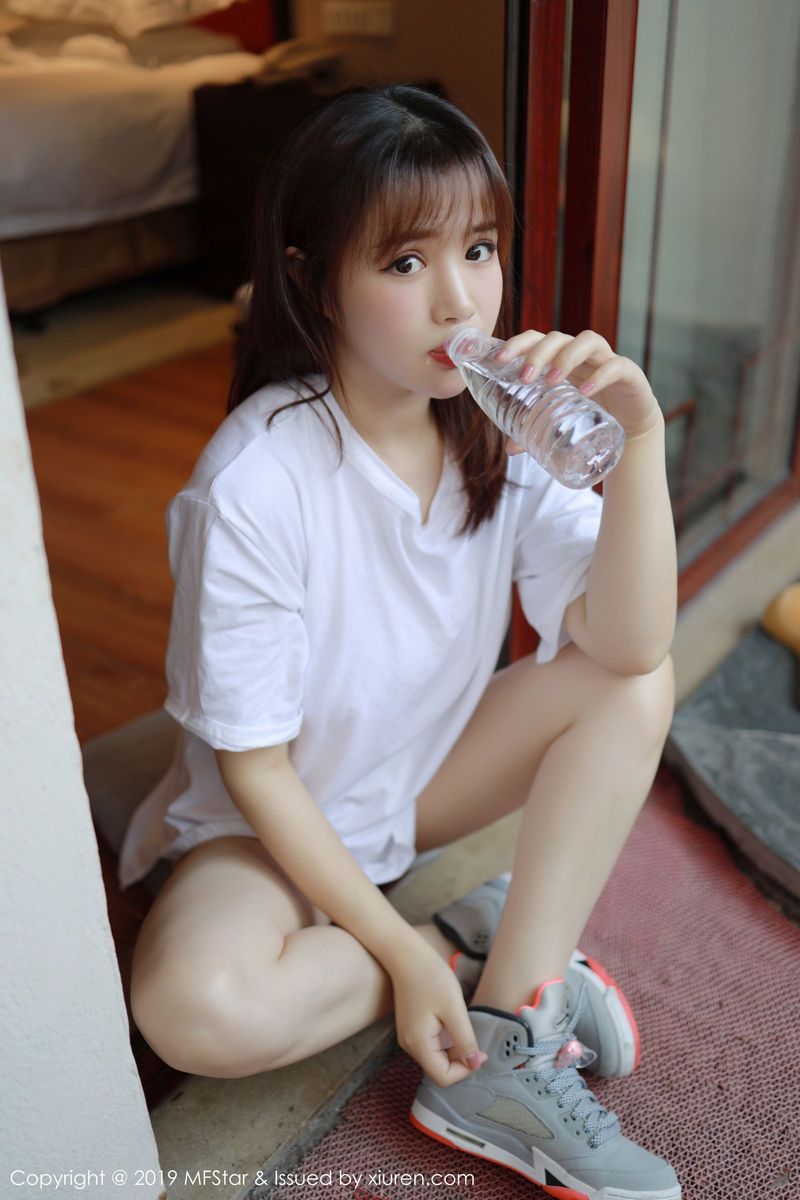 模范学院美女模特徐cake童颜巨乳雪白肌肤内衣诱惑写真