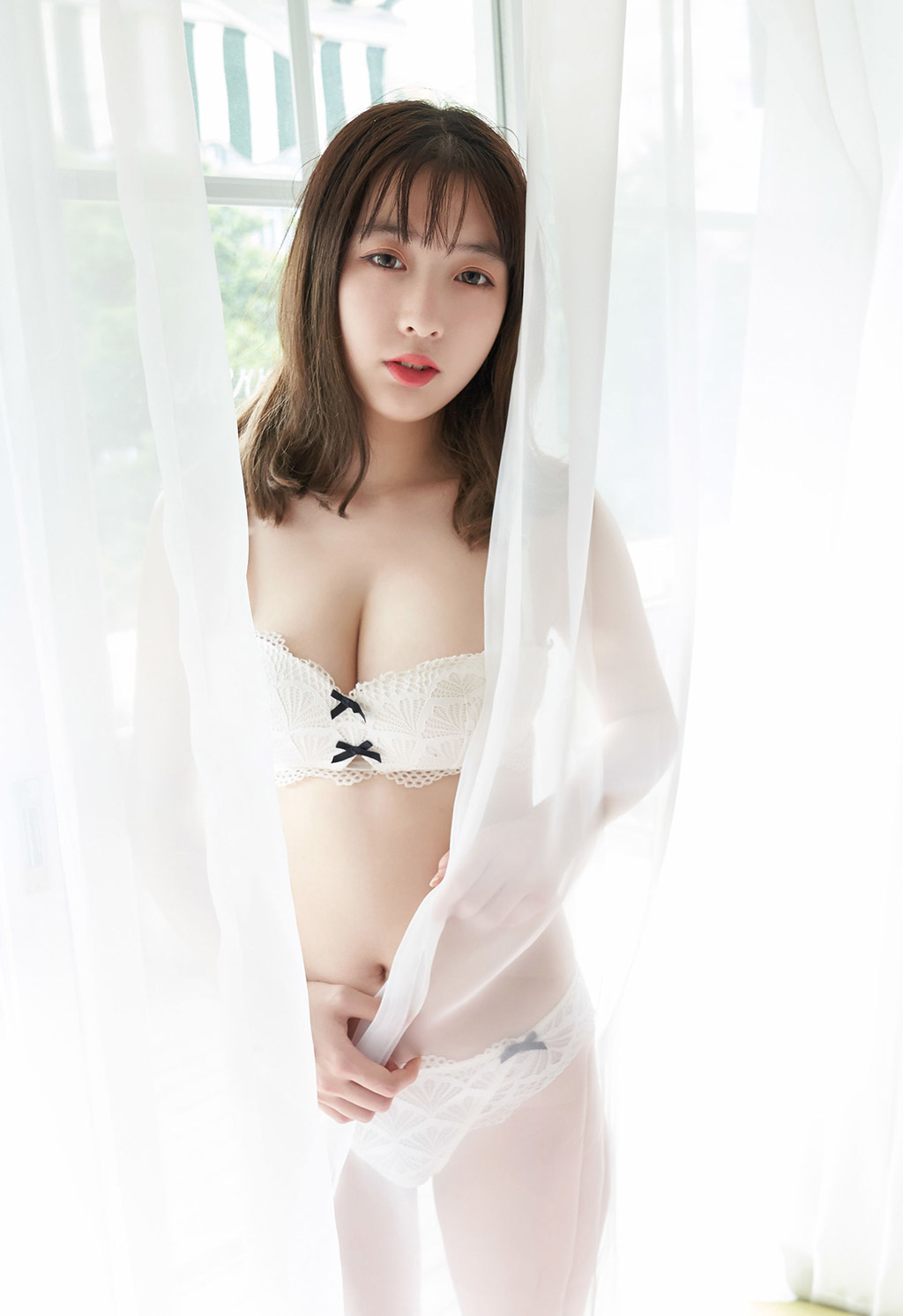 美绪纯天然童颜巨乳白嫩妹子