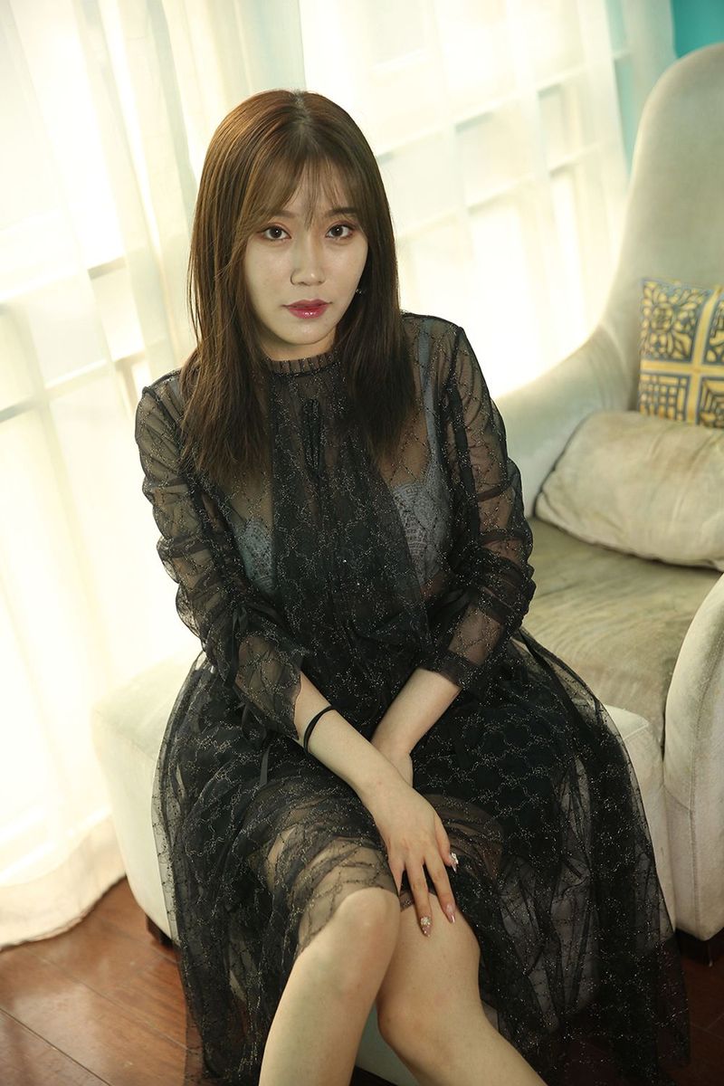 头条女神美女模特陈亦菲修长美腿冬日主题家居私房写真