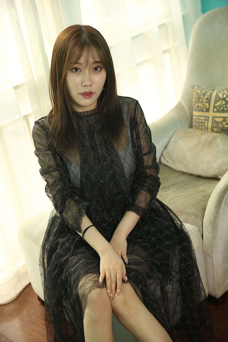 头条女神美女模特陈亦菲修长美腿冬日主题家居私房写真