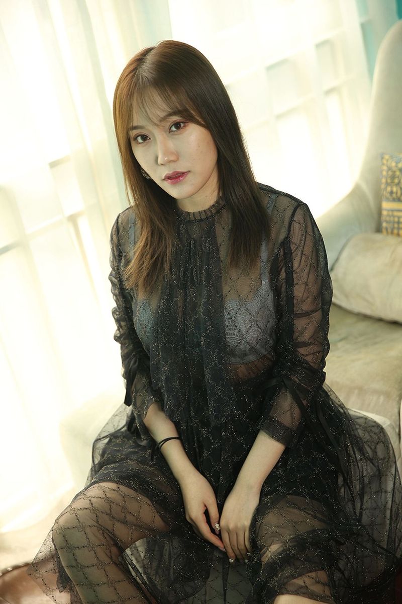 头条女神美女模特陈亦菲修长美腿冬日主题家居私房写真