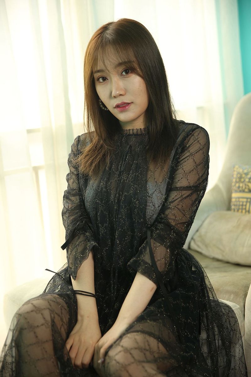 头条女神美女模特陈亦菲修长美腿冬日主题家居私房写真