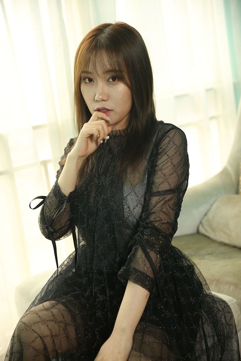 头条女神美女模特陈亦菲修长美腿冬日主题家居私房写真