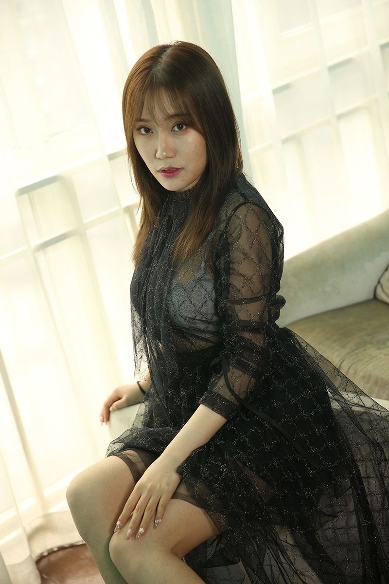 头条女神美女模特陈亦菲修长美腿冬日主题家居私房写真