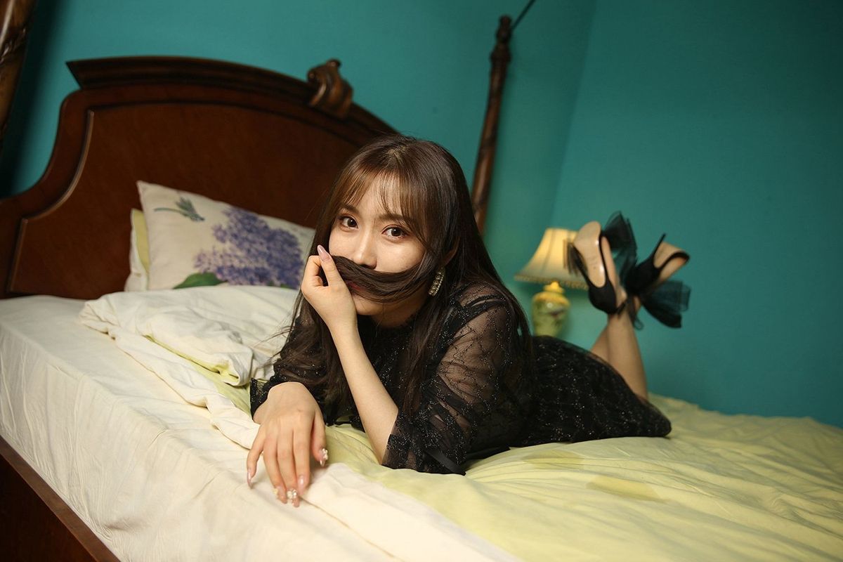 头条女神美女模特陈亦菲修长美腿冬日主题家居私房写真