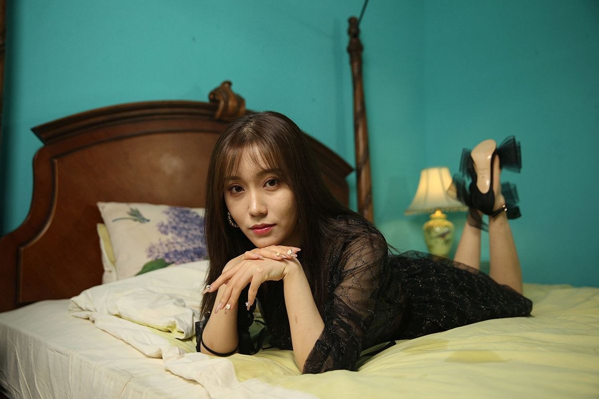 头条女神美女模特陈亦菲修长美腿冬日主题家居私房写真