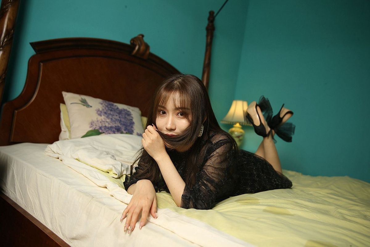 头条女神美女模特陈亦菲修长美腿冬日主题家居私房写真