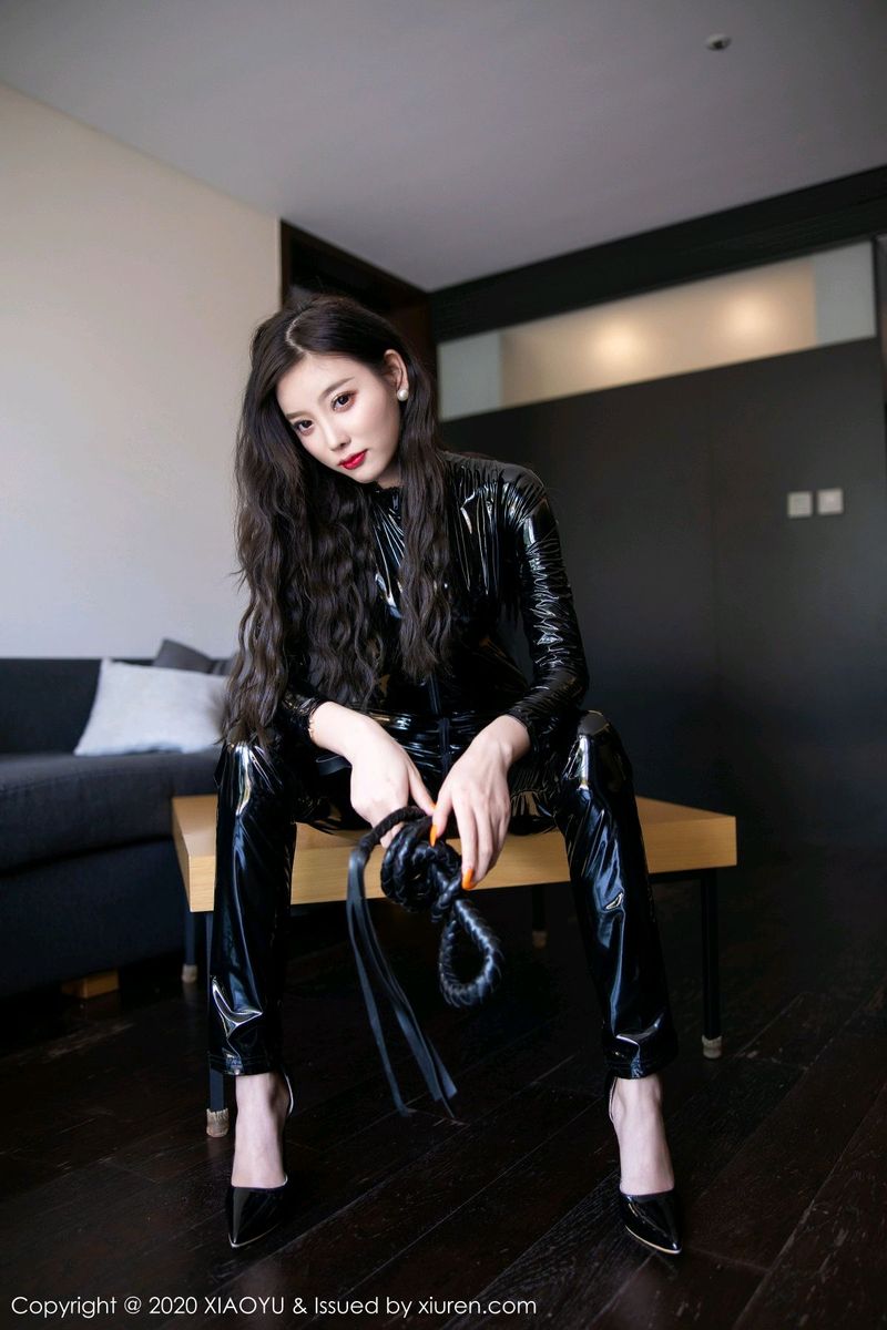 语画界性感女神杨晨晨sugar皮鞭与皮衣狂野魅惑济州岛旅拍