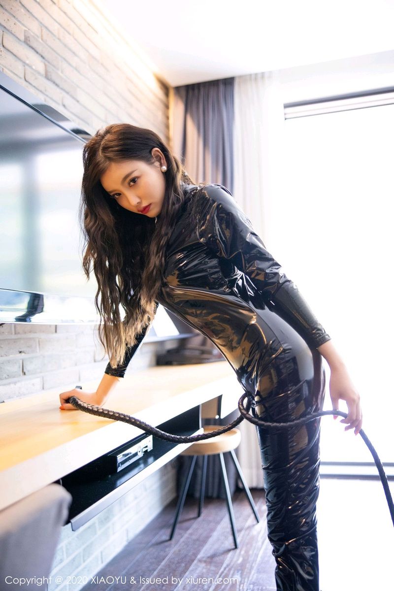 语画界性感女神杨晨晨sugar皮鞭与皮衣狂野魅惑济州岛旅拍