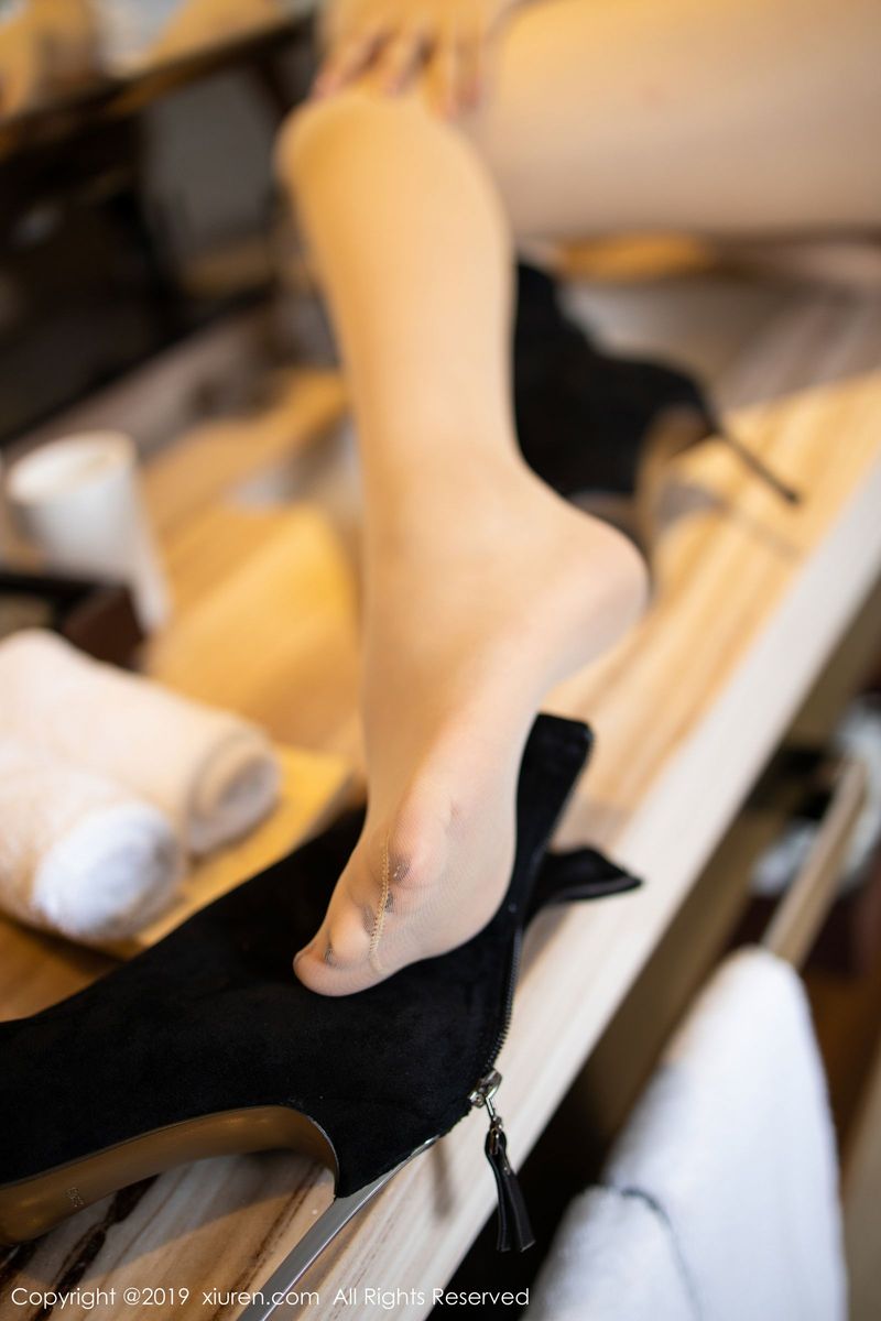 秀人网性感女神芝芝Booty诱人内衣与魅惑丝袜若隐若现写真