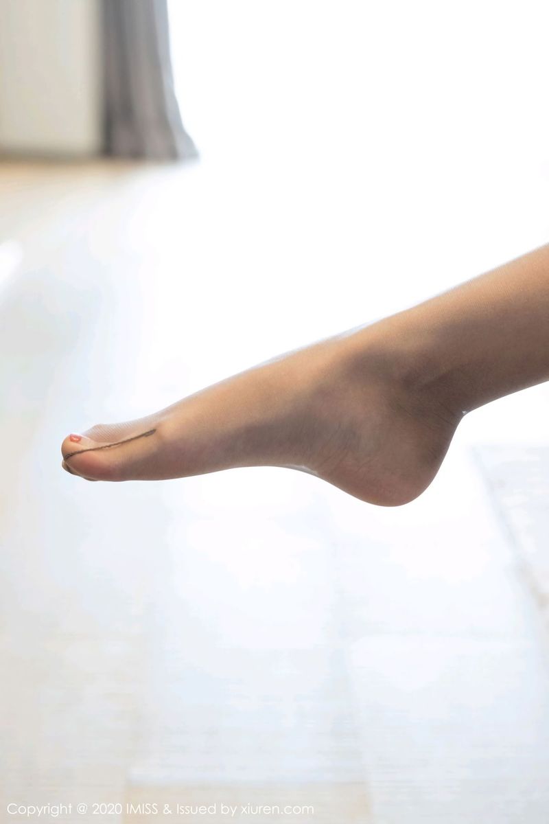 爱蜜社性感美女杨紫嫣Cynthia正装之下黑丝美腿首套写真