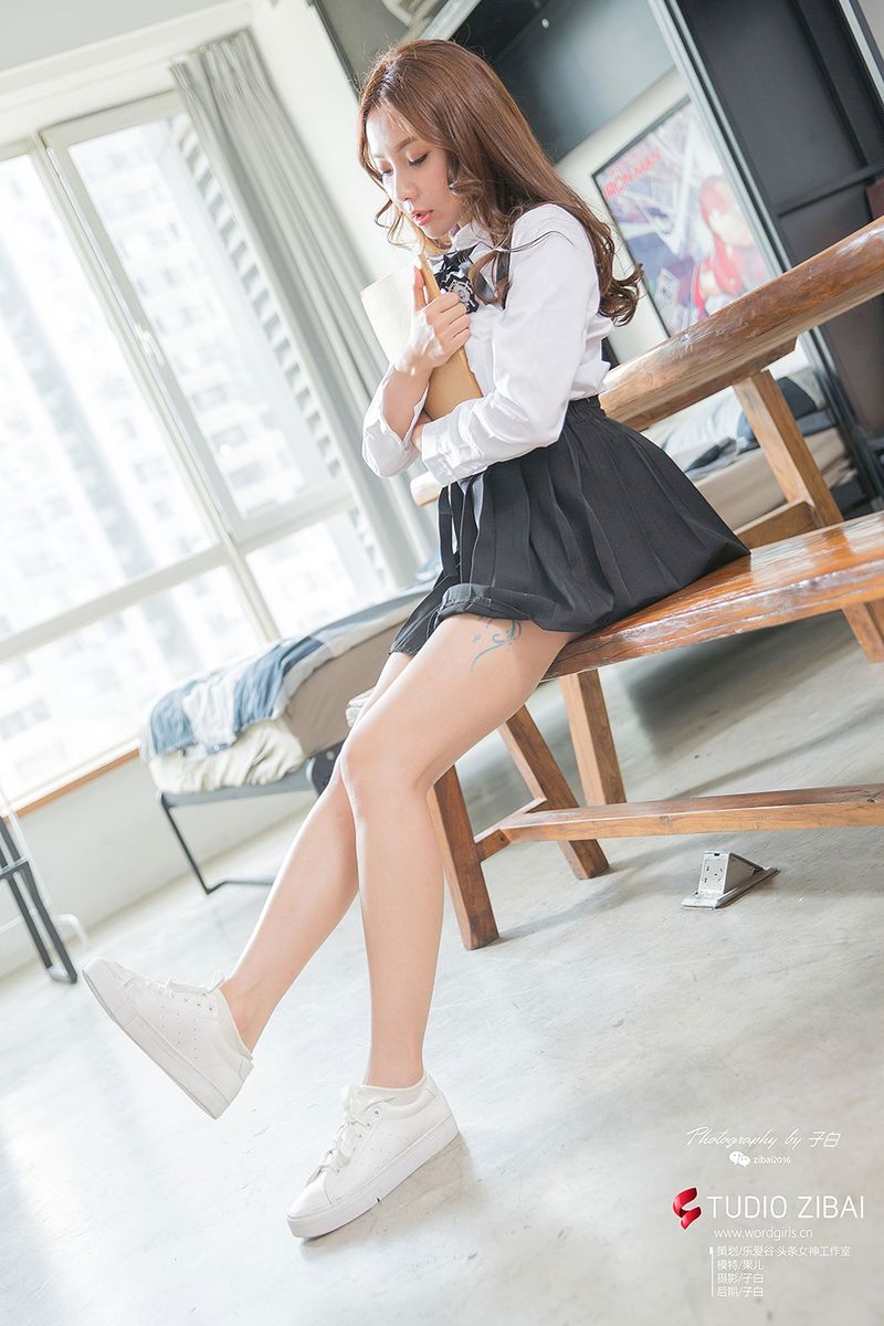 头条女神美女模特松果儿Victoria美腿校服装上学去主题写真