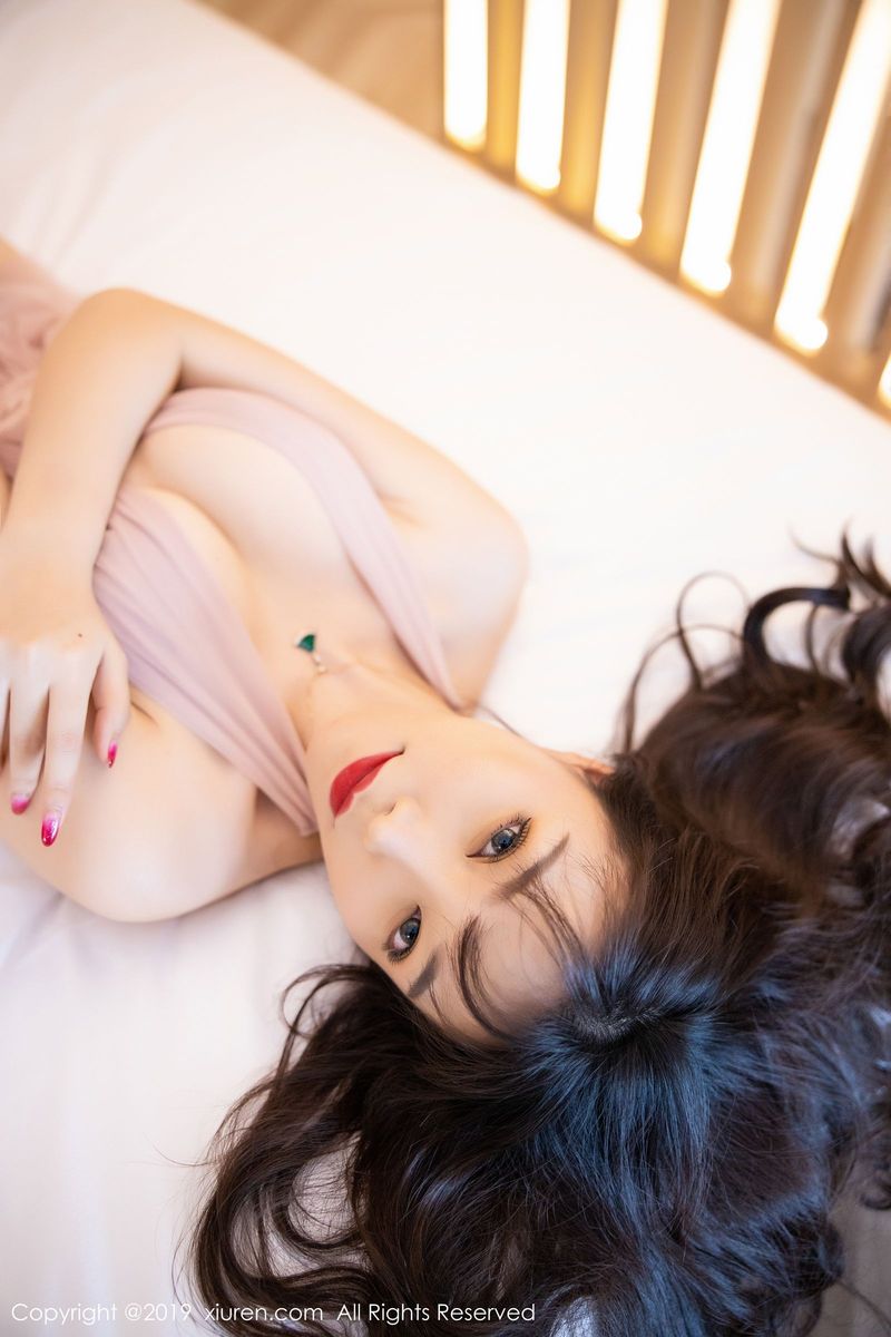 秀人网性感女神芝芝Booty诱人睡衣与精致高跟鞋如花写真