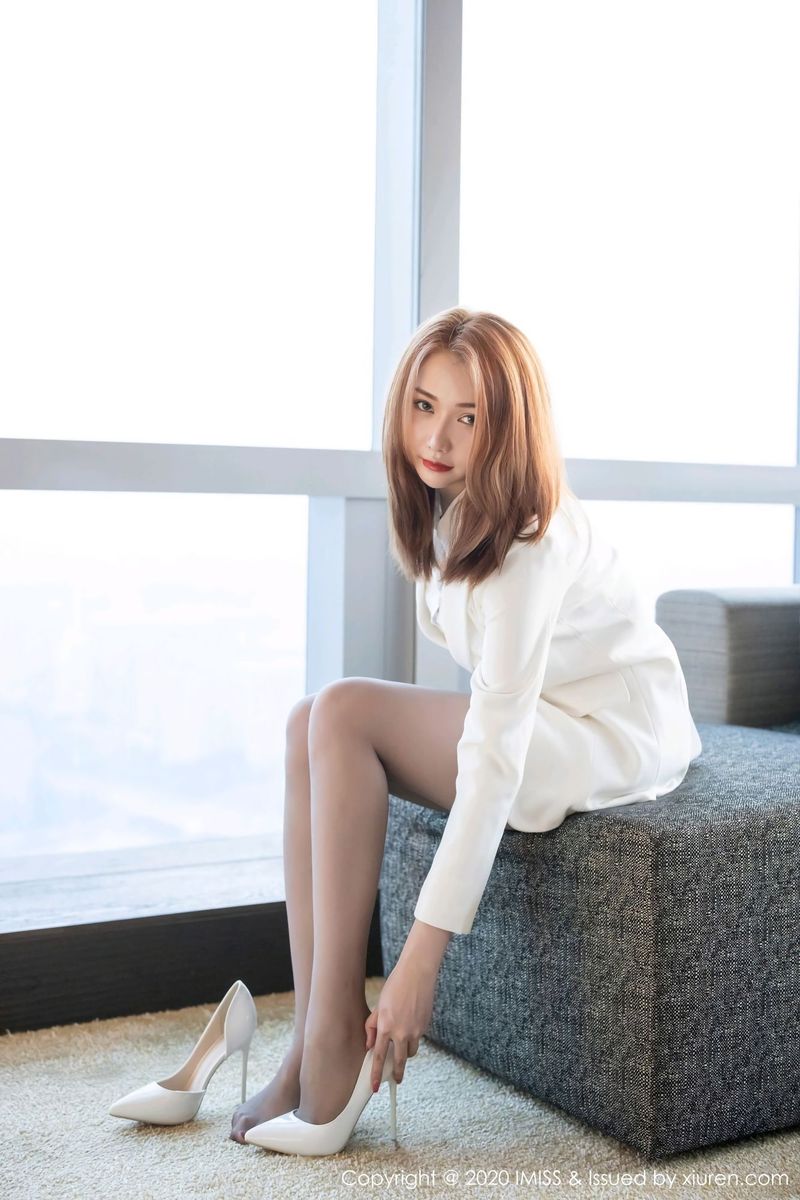 爱蜜社性感女神Evon陈赞之惹火身材丝袜美腿职场OL制服美图