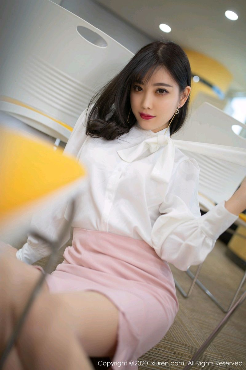 秀人网性感女神杨晨晨sugar丝袜美腿职场OL女记者主题写真