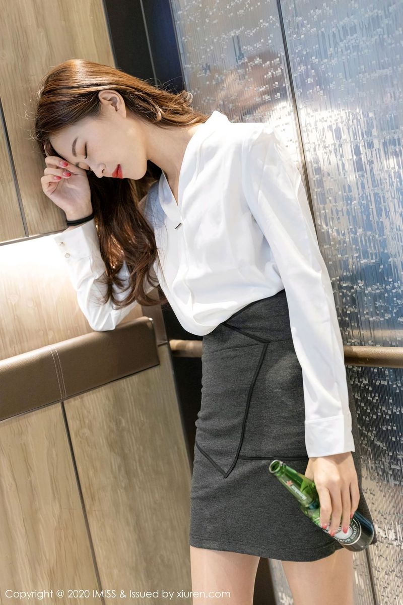 爱蜜社性感女神杨紫嫣Cynthia修长美腿职场OL颓废主题写真