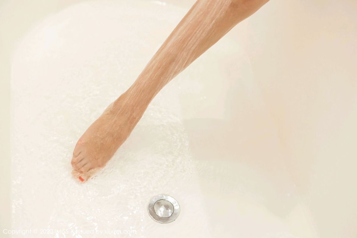 爱蜜社性感女神杨紫嫣Cynthia修长美腿职场OL颓废主题写真