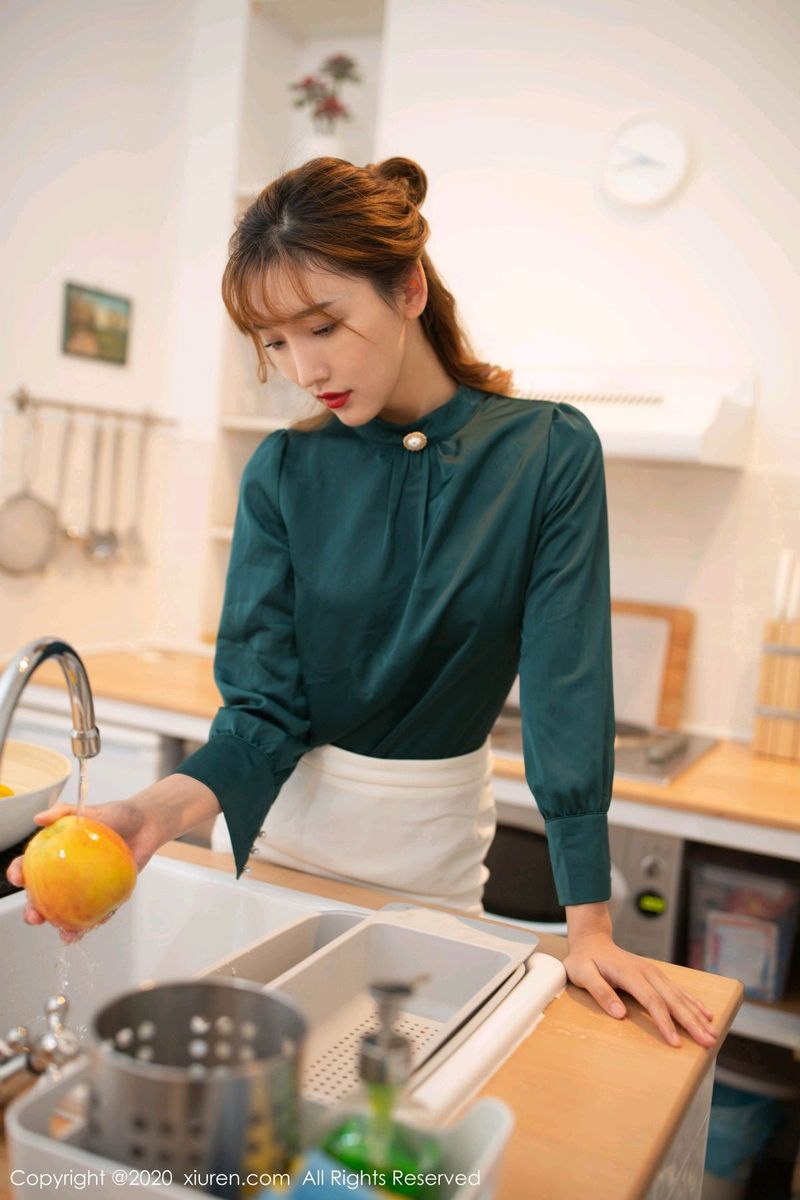 秀人网姐妹花陆萱萱&陶喜乐&就是阿朱啊酒店玩扑克性感写真