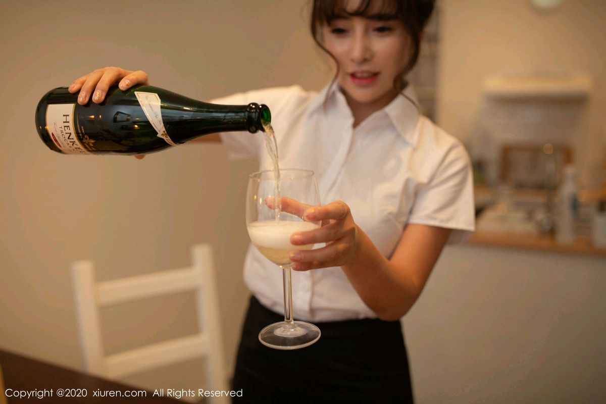 秀人网姐妹花陆萱萱&陶喜乐&就是阿朱啊酒店玩扑克性感写真