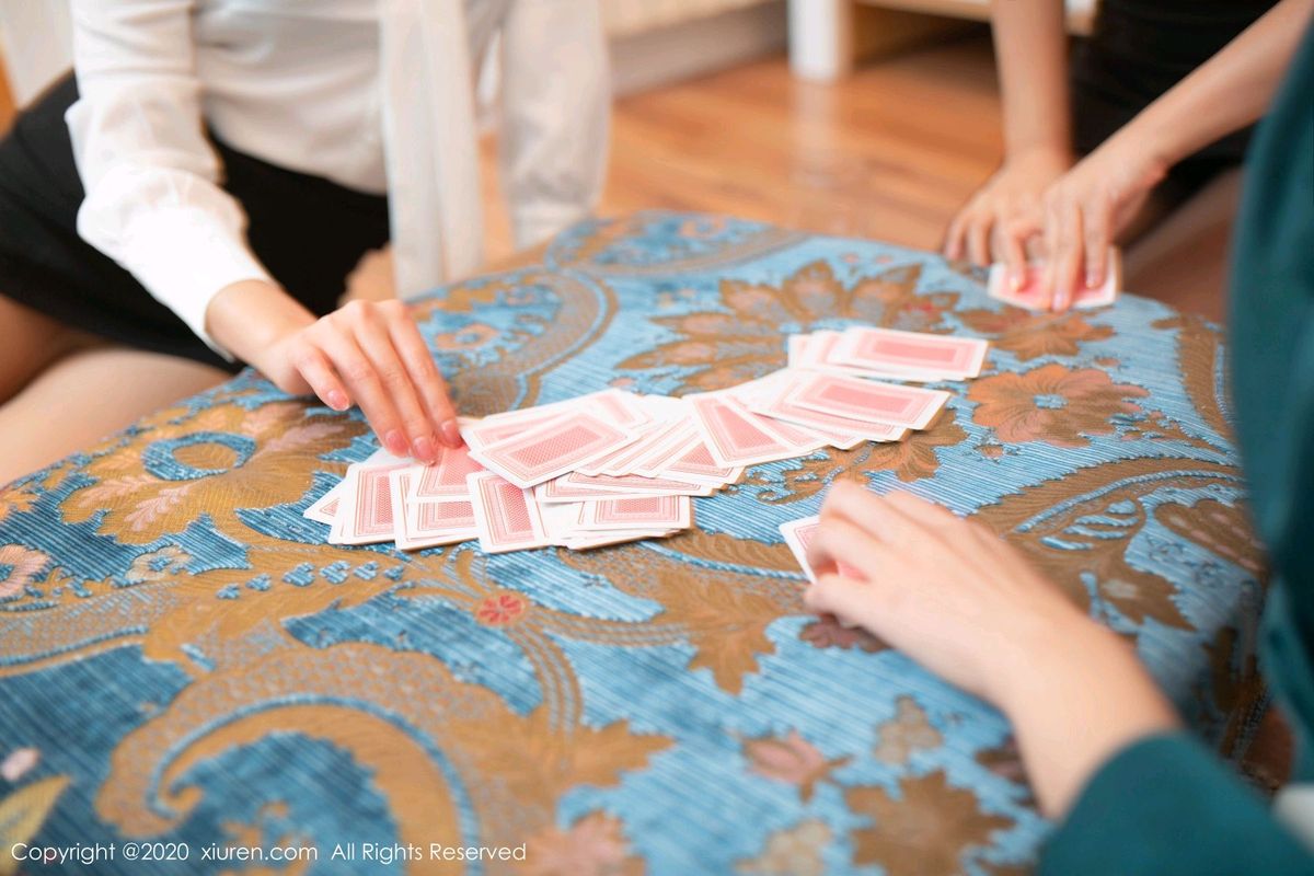 秀人网姐妹花陆萱萱&陶喜乐&就是阿朱啊酒店玩扑克性感写真
