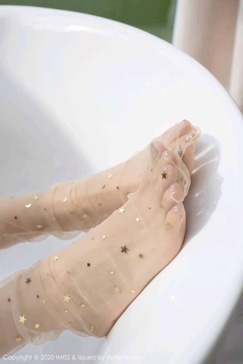 爱蜜社气质女神许诺Sabrina丝袜美腿内衣诱惑足量福利写真