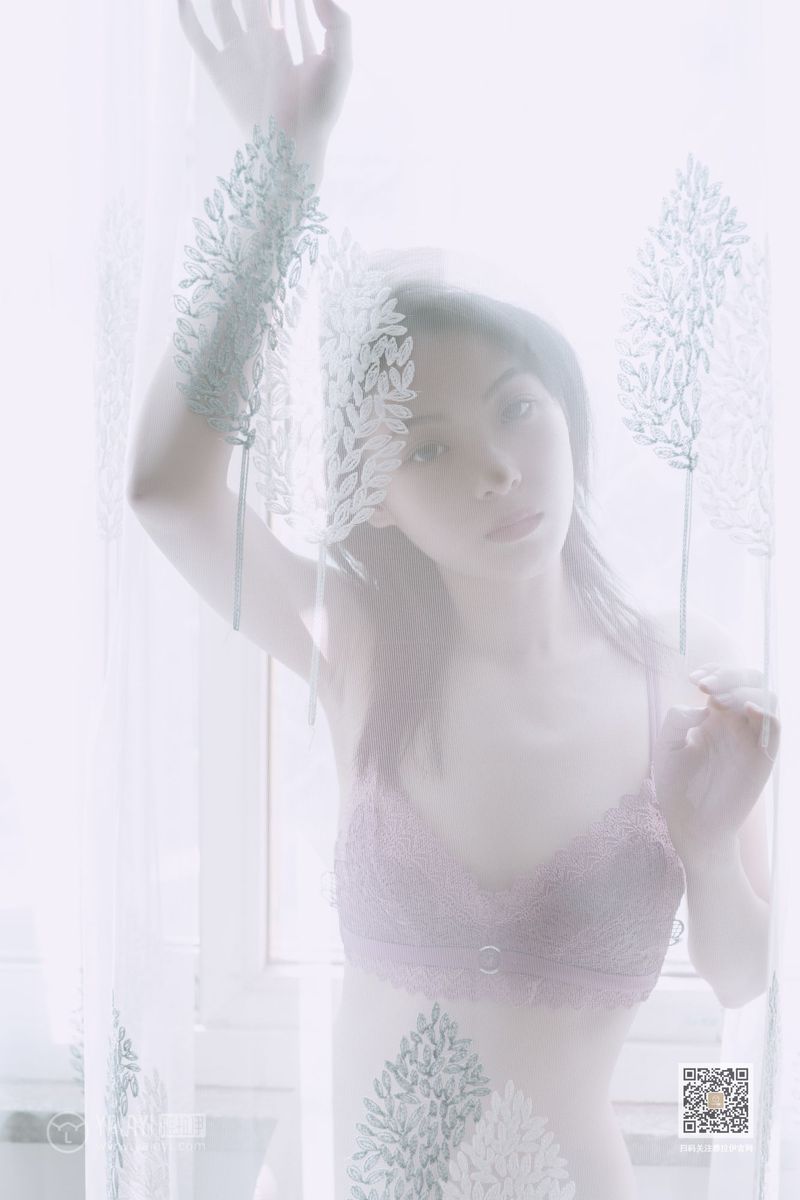 YALAYI雅拉伊美女模特含嫣蜜桃成熟时内衣诱惑养眼写真