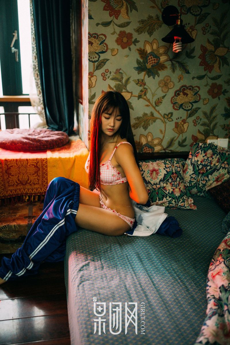 果团网美女模特被驯服的琪妹校服风情制服诱惑专辑写真