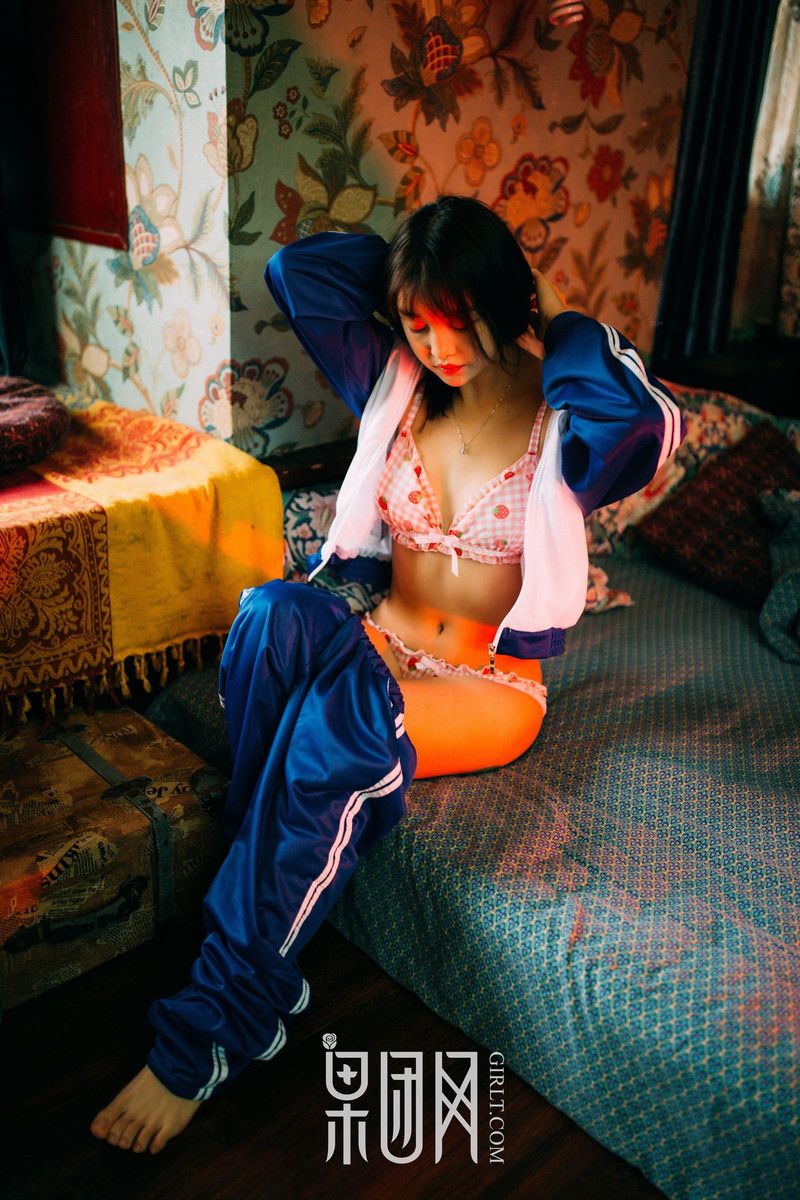 果团网美女模特被驯服的琪妹校服风情制服诱惑专辑写真