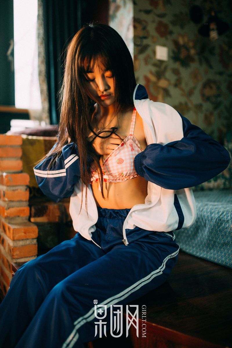 果团网美女模特被驯服的琪妹校服风情制服诱惑专辑写真