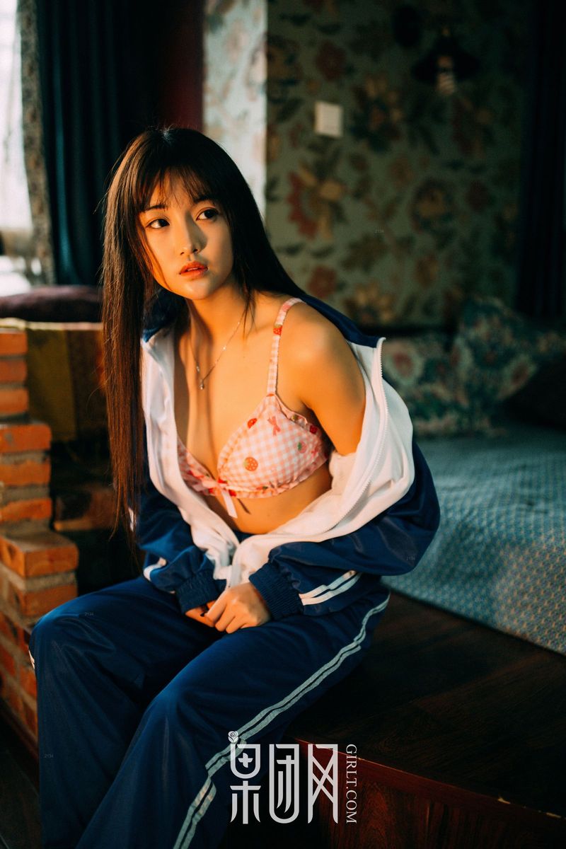 果团网美女模特被驯服的琪妹校服风情制服诱惑专辑写真