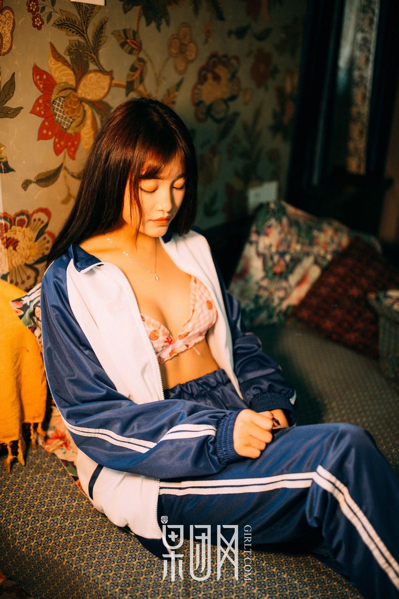 果团网美女模特被驯服的琪妹校服风情制服诱惑专辑写真