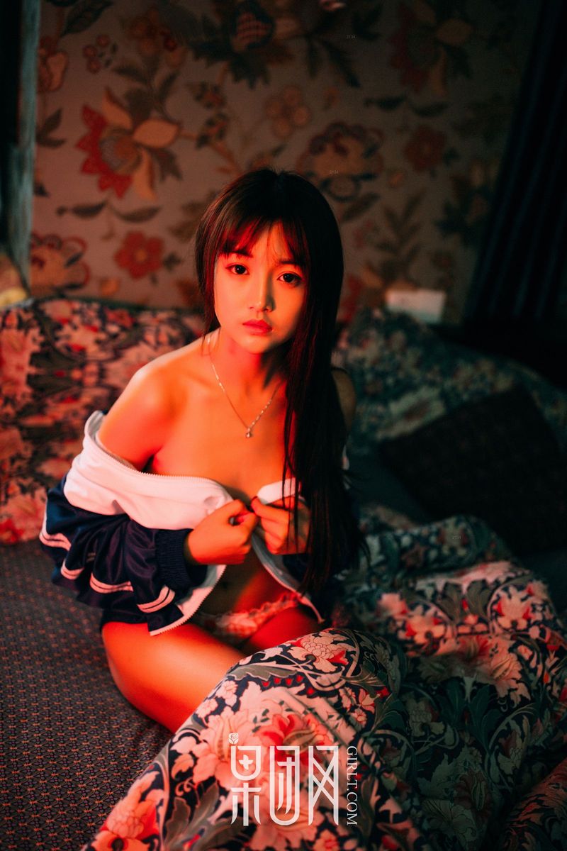 果团网美女模特被驯服的琪妹校服风情制服诱惑专辑写真