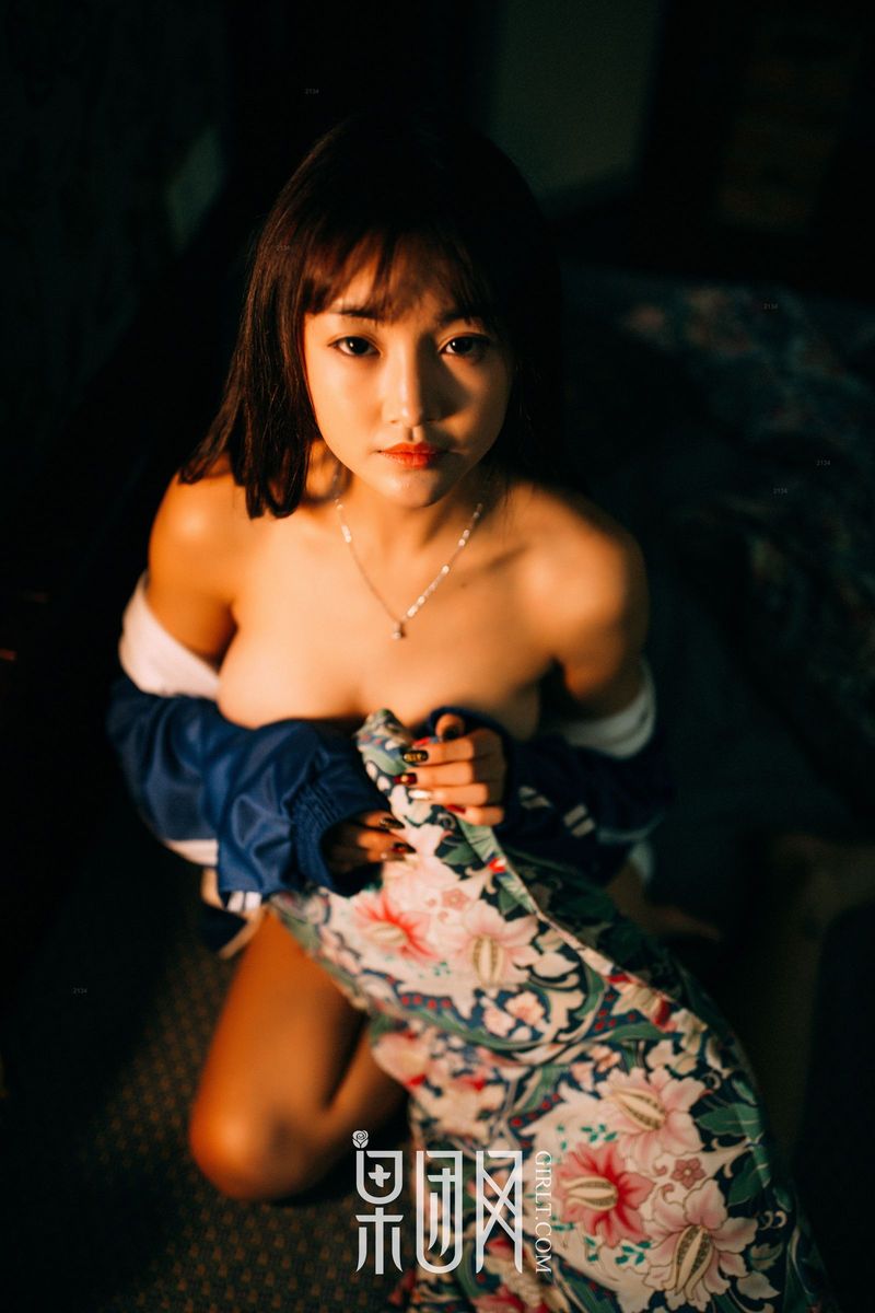 果团网美女模特被驯服的琪妹校服风情制服诱惑专辑写真