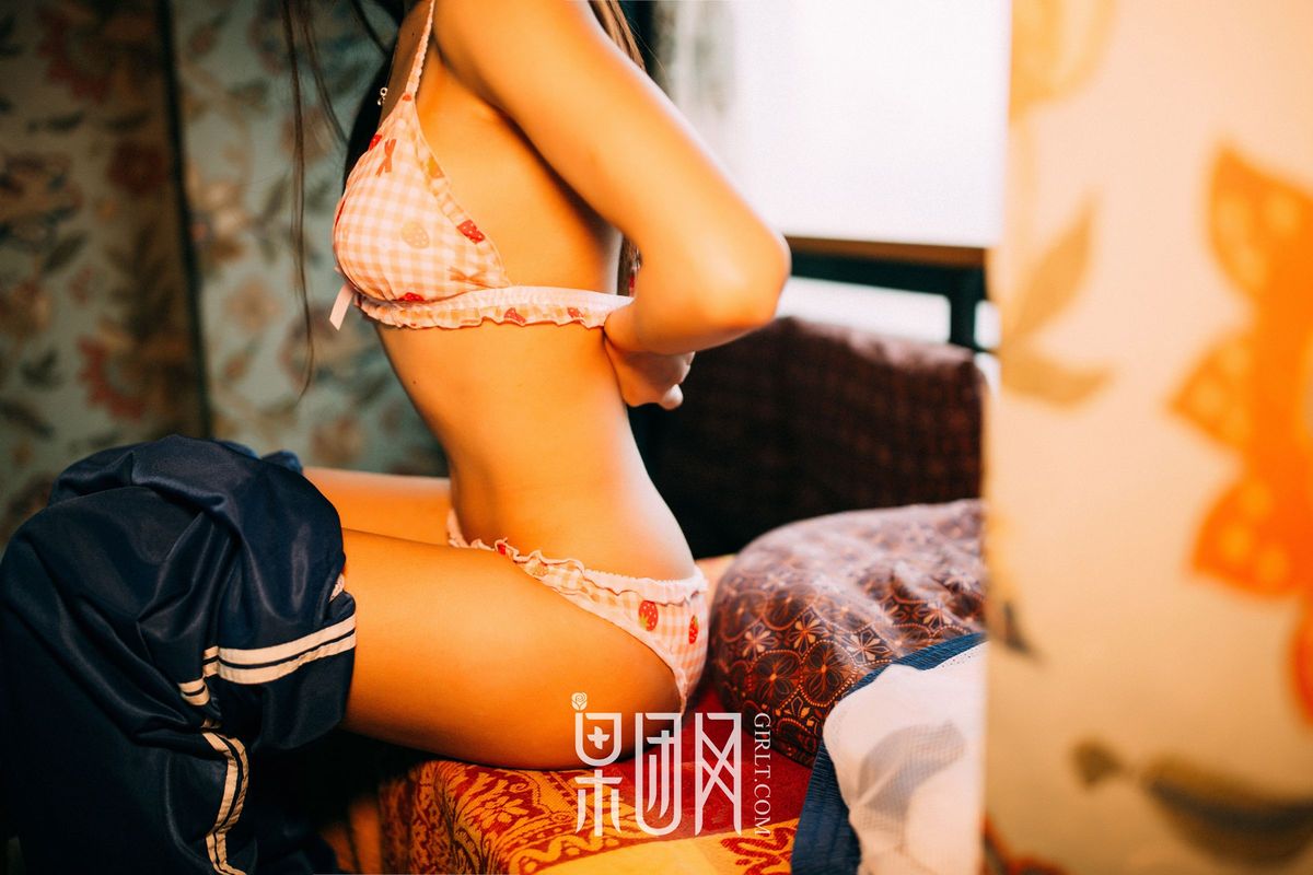 果团网美女模特被驯服的琪妹校服风情制服诱惑专辑写真