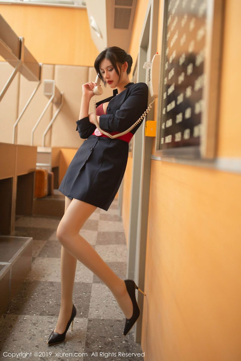 秀人网美女模特就是阿朱啊丝袜美腿空姐制服地勤主题写真