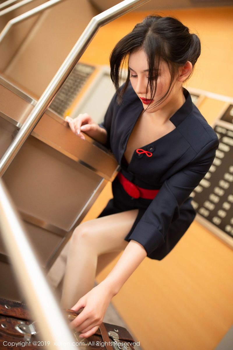 秀人网美女模特就是阿朱啊丝袜美腿空姐制服地勤主题写真